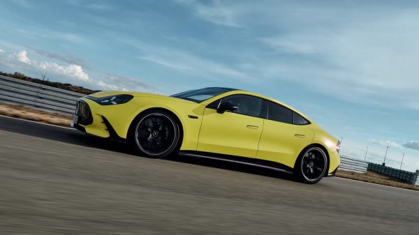 Новият AMG GT 4-Door Coupe разполага с високоволтова батерия, разработена на базата на технологии от Формула 1, и поддържа брутална мощност на зареждане от 600 кВт. Благодарение на това колата осигурява пробег от около 460 км само за 10 мин на станцията, което я прави един от най-бързо зареждащите се електромобили в света. А за достигане от 10% до 80% е нужна само една минута отгоре.
